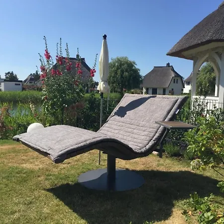 Reetdachhaus Am Wasser Mit Sauna- Aussenwhirlpool- Kamin Und E-ladestation By Interhome