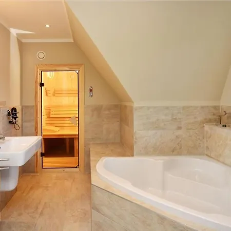 Reetdachhaus Am Wasser Mit Sauna- Aussenwhirlpool- Kamin Und E-ladestation By Interhome