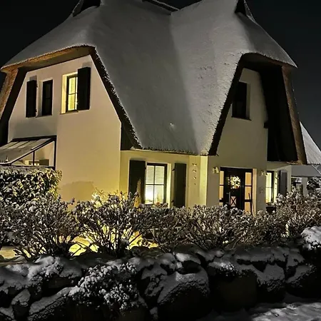Reetdachhaus Am Wasser Mit Sauna- Aussenwhirlpool- Kamin Und E-ladestation By Interhome * Fuhlendorf (Mecklenburg-Vorpommern)