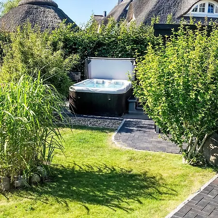 Tatil Evi Reetdachhaus Am Wasser Mit Sauna- Aussenwhirlpool- Kamin Und E-ladestation By Interhome